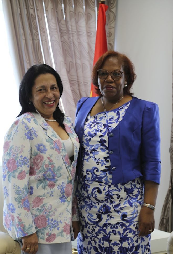 Ministra da Ciência e Tecnologia, Cândida Teixeira e Embaixadora de Cuba em Angola, Gisela Rivera (FOTO DO CDI DO MINCT)