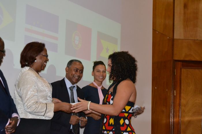 Ministra Cândida Teixeira entrega certificado a mestranda angolana, em Cabo Verde. 