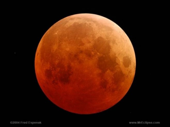 A cor de bronze rosado sobre o disco lunar durante um eclipse total da Lua deve-se ao efeito de refracção da luz ao atravessar a atmosfera terrestre.